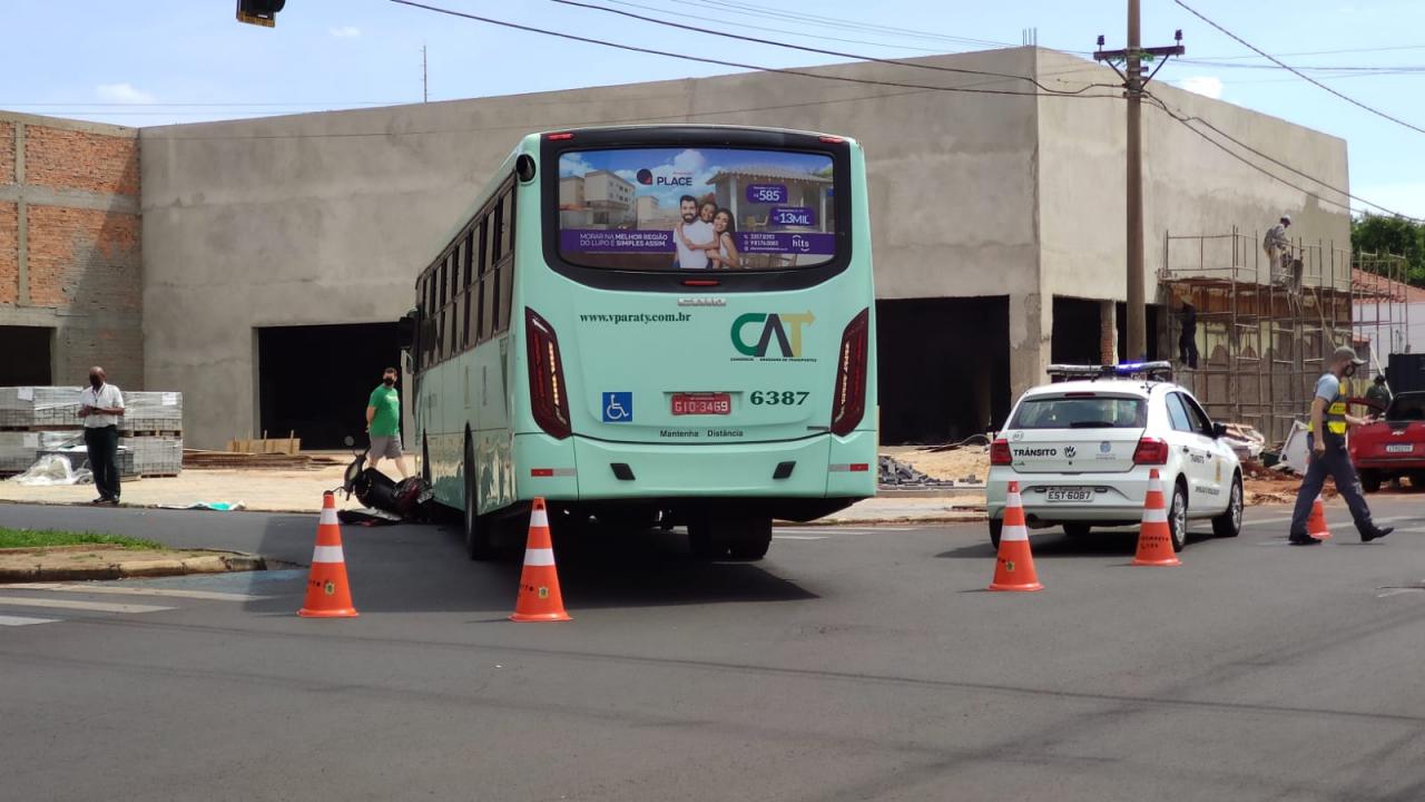 Foto 7 de 8 — Mulher fica ferida após acidente entre ônibus e motocicleta em Araraquara